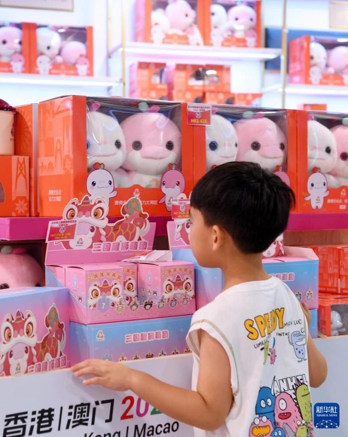 7月14日，一名男孩在香港西九龙站官方零售店浏览。当日，第十五届全国运动会香港赛区官方特许商品开始发售。新华社记者 陈铎 摄