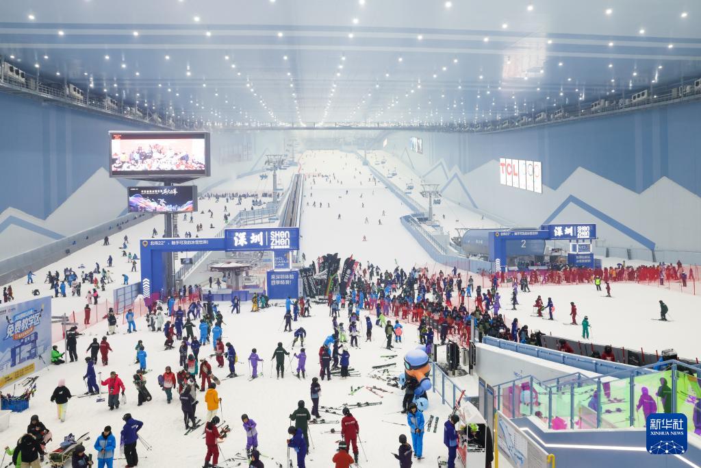 10月7日，滑雪爱好者在深圳·前海冰雪世界内滑雪。新华社记者 梁旭 摄