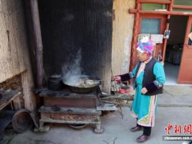 四川茂县古羌寨迎羌年：烟火里的传统与新生