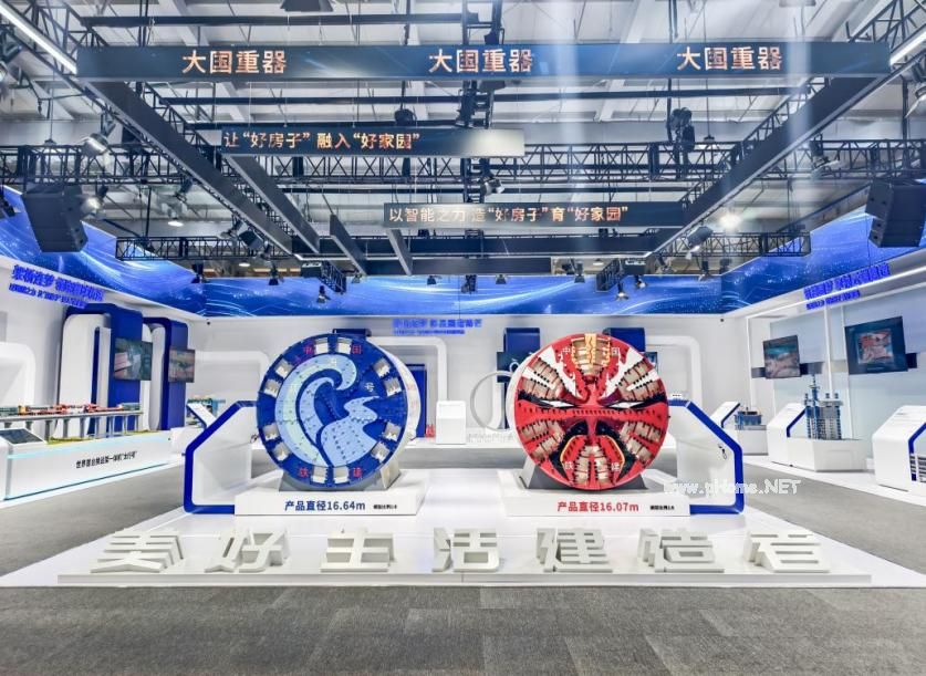 在“大国重器”展区展示的“江海号”“京华号”模型。人民网记者 黄盛摄