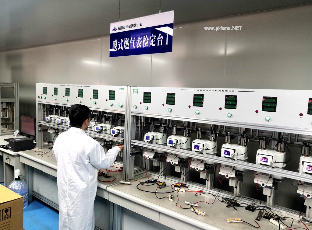 衡阳市计量测试中心燃气表检定台工作人员正在检定燃气表。人民网记者 孙博洋摄