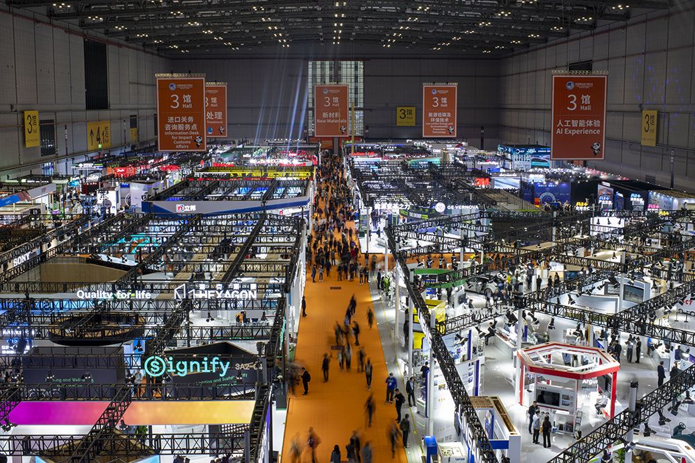 技术装备展区,参观者络绎不绝。人民网记者 翁奇羽摄