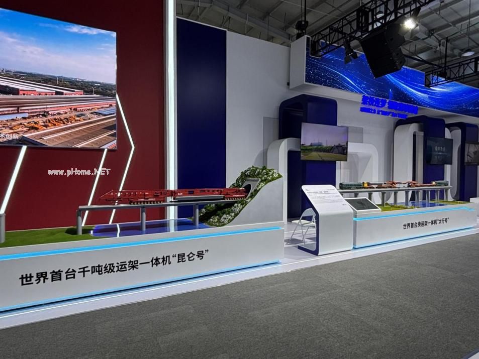 在“大国重器”展区展示的“昆仑号”“太行号”模型。 人民网记者 黄盛摄